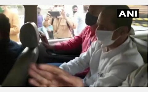 முகேஷ் அம்பானி வீட்டருகே காரில் வெடிபொருள்; இரவு நேரத்தில் கேமராவில் சிக்கிய நபர்: மும்பை போலீஸ் அதிகாரி சச்சின் வாஸா? - தேசிய புலனாய்வு முகமை தீவிர விசாரணை