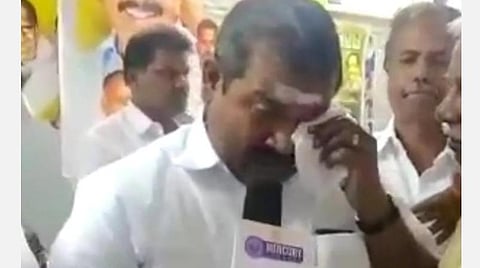 கூட்டணி கட்சியான பாஜகவுக்கு தொகுதியை ஒதுக்குவதால் கண்ணீர் விட்டு கதறி அழுத என்.ஆர்.காங்கிரஸ் எம்எல்ஏ: ரங்கசாமியை முற்றுகையிட்ட ஆதரவாளர்கள்