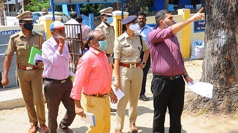 பூவம் காமராஜர் அரசு உயர்நிலைப் பள்ளியில் அமைக்கப்பட்டுள்ள வாக்குச்சாவடியில் ஆய்வு மேற்கொண்ட காரைக்கால் மாவட்ட ஆட்சியர் அர்ஜூன் சர்மா.