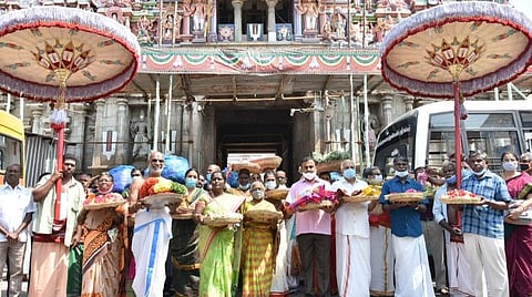 சமயபுரம் அருள்மிகு மாரியம்மன் கோயிலில் நடைபெறும் பூச்சொரிதல் விழாவையொட்டி ஸ்ரீரங்கம் ரங்கநாதர் கோயிலிலிருந்து பூத்தட்டுகளை எடுத்துச் சென்ற அதிகாரிகள், அறங்காவலர்கள், ஊழியர்கள்.