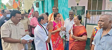 கழுகுமலை பகுதியில் அதிமுக வேட்பாளர் கடம்பூர் ராஜு மக்களை சந்தித்து வாக்கு சேகரித்தார்.