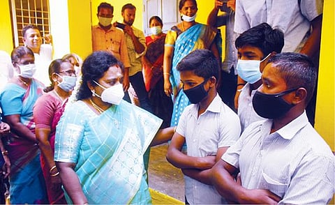 சுல்தான்பேட்டையில் உள்ள அரசுப் பள்ளியை பார்வையிட்ட துணைநிலை ஆளுநர் தமிழிசை.