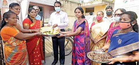 திருவள்ளூர் மாவட்டத்தில்  வாக்காளர்களுக்கு விழிப்புணர்வு ஏற்படுத்தும் வகையில்  தாம்பூலத் தட்டில்  அழைப்பிதழ்  வைத்து வாக்காளர்களுக்கு அழைப்பு விடுக்கும்  பணியை  மாவட்ட தேர்தல் அலுவலர் பொன்னையா தொடங்கி வைத்தார்.