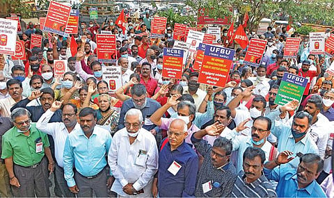 பொதுத்துறை வங்கிகளை தனியார்மயமாக்கும் மத்திய அரசின் முடிவைக் கண்டித்து, வங்கி ஊழியர்களின் 2-ம் நாள் வேலைநிறுத்தப் போராட்டம் நேற்று நடைபெற்றது. இதில், அகில இந்திய வங்கி ஊழியர் சங்கத்தின் பொதுச் செயலாளர் சி.எச்.வெங்கடாச்சலம் தலைமையில் சென்னை அண்ணா சாலையில் நேற்று நடைபெற்ற ஆர்ப்பாட்டத்தில் பங்கேற்ற வங்கி ஊழியர்கள்.