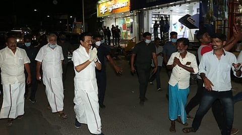 திண்டுக்கல் நகர கடைவீதியில் நடந்து சென்று மார்க்சிஸ்ட் கம்யூனிஸ்ட் வேட்பாளருக்கு ஆதரவு திரட்டிய திமுக தலைவர் மு.க.ஸ்டாலின். 
