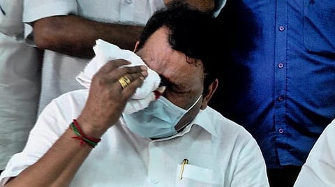 கண்ணீர்விட்ட ஓம்சக்தி சேகர்.