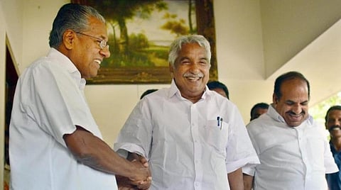 கேரள முதல்வர் பினராயி விஜயன், முன்னாள் முதல்வர் உம்மன் சாண்டி : படம் உதவி ட்விட்டர்