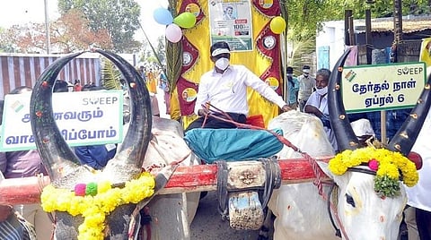 வாக்காளர்களுக்கு விழிப்புணர்வை ஏற்படுத்த மாட்டு வண்டி ஓட்டிச்சென்ற விருதுநகர் ஆட்சியர்