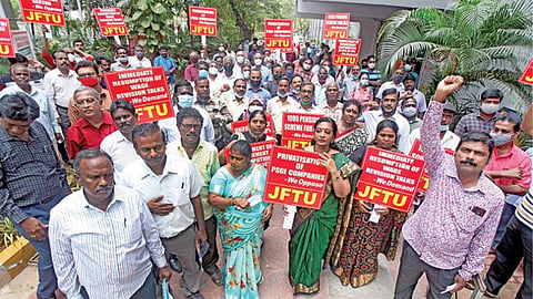 பொதுத்துறை காப்பீட்டு நிறுவனங்களை தனியார்மயமாக்கும் மத்திய அரசின் நடவடிக்கையைக் கண்டித்து, காப்பீட்டு நிறுவன ஊழியர்கள் சென்னை நுங்கம்பாக்கம் யுனைடெட் இந்தியா கல்வி மையம் முன்பாக நேற்று கண்டன ஆர்ப்பாட்டத்தில் ஈடுபட்டனர்.  படம்: ம.பிரபு