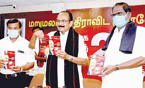 மதிமுக தேர்தல் அறிக்கையை அக்கட்சியின் தலைமை நிலையமான தாயகத்தில், பொதுச்செயலாளர் வைகோ வெளியிட்டார். உடன்  இடமிருந்து தேர்தல் பணி தலைவர் அந்திரி தாஸ், அமைப்புச் செயலாளர் வந்தியத் தேவன். படம் க.ஸ்ரீபரத்