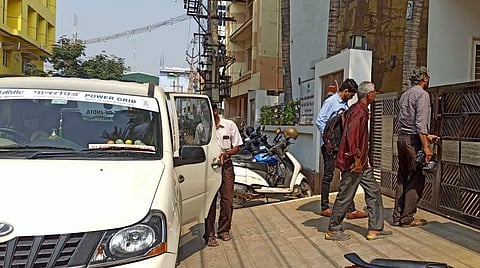 திருப்பூர் லட்சுமி நகரில் உள்ள மநீம பொருளாளர் சந்திரசேகர் நிறுவனத்தில் இரண்டாம் நாளாக சோதனை நடத்த வந்த வருமான வரித்துறை அதிகாரிகள்.