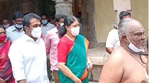 தஞ்சாவூர் வந்த சசிகலா; திருவிடைமருதூர் மகாலிங்கசுவாமி கோயிலில் சிறப்பு பூஜை- 3 நாட்கள் தங்கத் திட்டம்