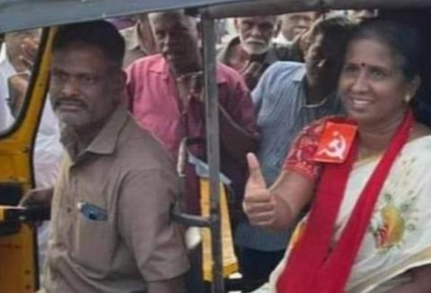 கணவர் கருணாநிதியுடன் ஆட்டோவில் பிரச்சாரம் மேற்கொண்ட பொன்னுத்தாய்.