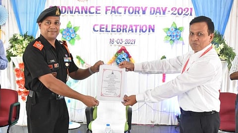 திருச்சிக்குப் பெருமை தேடித்தந்த துப்பாக்கி தொழிற்சாலை அதிகாரி: நாட்டிலேயே சிறந்த பாதுகாப்பு அதிகாரிக்கான விருதினைப் பெற்றார்