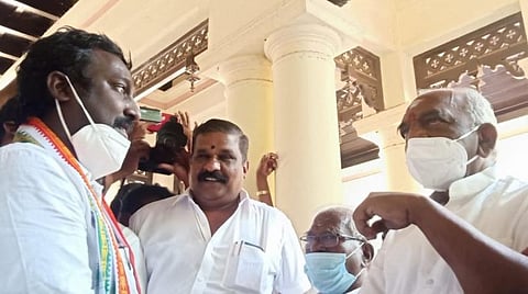 களத்தில் போராட்டம்; நேரில் மரியாதை: பொன்.ராதாகிருஷ்ணன் - விஜய் வசந்த் சந்திப்பு