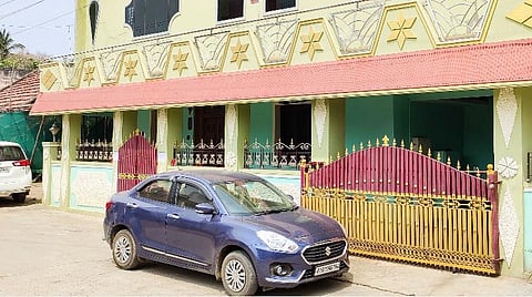 கடலூர் சூரப்பநாயக்கன் சாவடியில் உள்ள மாவட்ட ஜெயலலிதா பேரவை பொருளாளர் மதியழகன் வீடு.