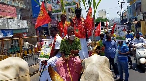 புதுச்சேரியில் வேட்புமனுத் தாக்கல் செய்ய மாட்டு வண்டி, சைக்கிள்களில் வந்த வேட்பாளர்கள்