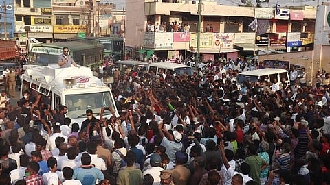 கோவை மேட்டுப்பாளையம் பேருந்து நிலையம் அருகே,  இன்று மாலை நடந்த பிரச்சாரக் கூட்டத்தில் பேசிய மக்கள் நீதி மய்யம் தலைவர் கமல்ஹாசன்.