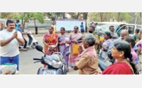பொதுமக்கள், வியாபாரிகளிடம் வாக்கு சேகரித்த காங். வேட்பாளர்
