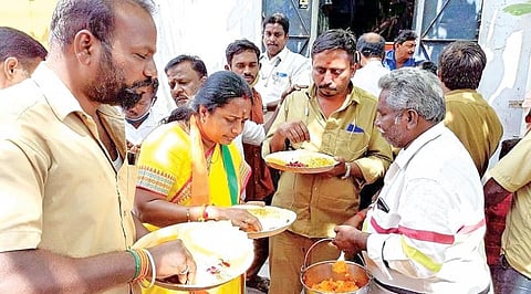 கோவை தெற்கு தொகுதிக்கு உட்பட்ட ராஜவீதியில் உள்ள தேர்நிலைத் திடலில் ஆட்டோ ஓட்டுநர்களுடன் மதிய உணவு சாப்பிட்ட பாஜக வேட்பாளர் வானதி சீனிவாசன். படம்:ஜெ.மனோகரன்
