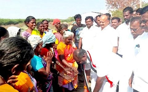 விவசாயிகள், கூலித்தொழிலாளர்கள் காலில் விழுந்து வாக்கு சேகரித்த அமைச்சர் ஆர்.பி.உதயகுமார்
