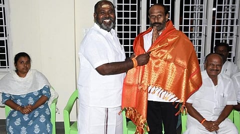 சேடப்பட்டி முத்தையாவின் மூத்த மகன் அதிமுகவில் இணைந்தார்