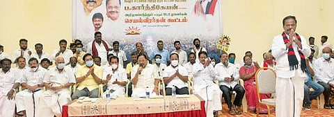 வேலூர் சட்டப்பேரவை தொகுதி திமுக வேட்பாளர் அறிமுக கூட்டம் மற்றும் செயல்வீரர்கள் கூட்டம் வேலூரில் நேற்று முன்தினம் நடைபெற்றது. இதில், திமுக வேட்பாளர் கார்த்திகேயனை அறிமுகப்படுத்தி பேசும் அக்கட்சியின் பொதுச் செயலாளர் துரைமுருகன். படம்: வி.எம்.மணிநாதன்.