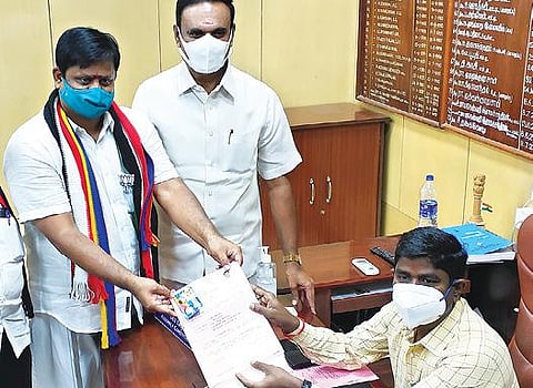 திருவண்ணாமலை சட்டப்பேரவை தொகுதியில் பாஜக சார்பில் போட்டியிட நேற்று வேட்பு மனு தாக்கல் செய்த தணிகைவேல்.
