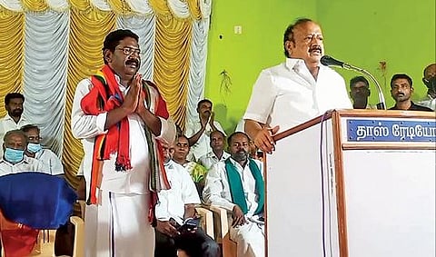 காட்டுமன்னார்கோவிலில் திமுக கூட்டணிக்கட்சி ஆலோசனை கூட்டத்தில் கடலூர் கிழக்கு மாவட்ட திமுக செயலாளர் எம்ஆர்கே.பன்னீர்செல்வம் விடுதலைச்சிறுத்தைகள் கட்சி வேட்பாளர் சிந்தனை செல்வனை அறிமுகப்படுத்தி பேசினார்.
