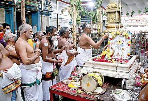 சிறப்பு அலங்காரத்தில் கற்பகாம்பாளுடன் பக்தர்களுக்கு அருள்பாலிக்கும் கபாலீஸ்வரர். படங்கள்: க.ஸ்ரீபரத்