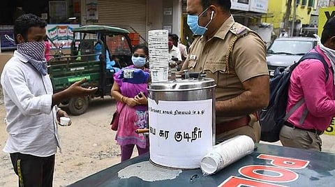 மீண்டும் அதிகரித்து வரும் கரோனா தொற்றால் அச்சம்; கபசுர குடிநீர் விநியோகத்தைமீண்டும் தீவிரப்படுத்த வலியுறுத்தல்: தமிழகத்தில் கடந்த ஆண்டு 400 டன் கபசுர குடிநீர் விநியோகம்
