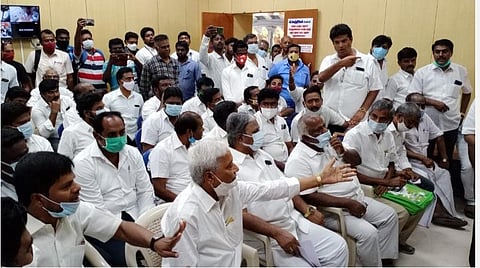 திருவண்ணாமலையில் நடைபெற்ற வேட்பு மனு பரிசீலனையின்போது அதிமுக மற்றும் பாஜகவினர் இடையே கடும் வாக்குவாதம் ஏற்பட்டது.   