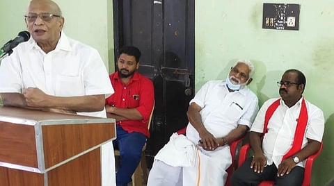 படவிளக்கம்

புதுச்சேரி சட்டப்பேரவை தேர்தலையொட்டி சிபிஎம் பேரவைக்கூட்டத்தில் பேசுகிறார் கட்சியின் மத்தியக்குழு உறுப்பினர் டி.கே. ரங்கராஜன். அருகே மத்தியக்குழு உறுப்பினர் சுதா, மூத்த நிர்வாகி முருகன் மற்றும் பலர்.