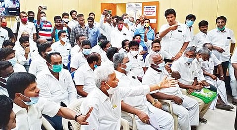 திருவண்ணாமலையில் நடைபெற்ற வேட்பு மனு பரிசீலனையின் போது அதிமுக மற்றும் பாஜகவினர் இடையே கடும் வாக்குவாதம் ஏற்பட்டது.