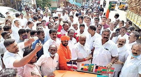 ஈத்தாமொழி சந்திப்பில் நேற்று தேர்தல் பிரச்சாரம் மேற்கொண்டு மக்களிடம் வாக்கு சேகரித்த கன்னியாகுமரி மக்களவை தொகுதி பாஜக வேட்பாளர்  பொன் ராதாகிருஷ்ணன்.