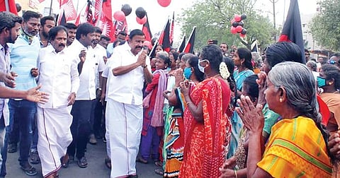 திருச்சியில் மேற்கு தொகுதிக்குட்பட்ட எடமலைப்பட்டிபுதூரில் நேற்று வாக்கு சேகரித்த கே.என்.நேருவுக்கு வரவேற்பளித்த பெண்கள். உடன், திமுக நிர்வாகிகள் வைரமணி, அன்பழகன், முத்துச்செல்வம் உள்ளிட்டோர்.
