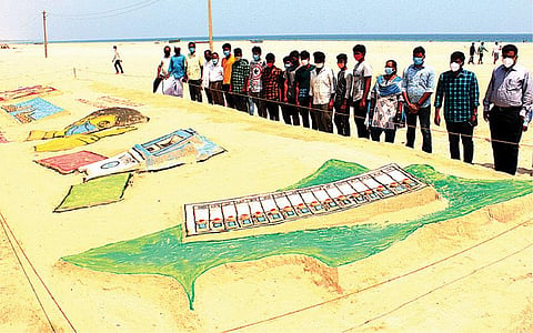 ராமேசுவரம் அருகே அரியமான் கடற்கரையில் வரையப்பட்ட மணல் சிற்பங்கள். படம்: எல். பாலச்சந்தர்.