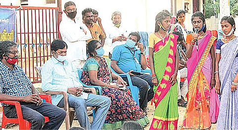 தேவகோட்டை நடராஜபுரம் காளியம்மன் கோயில் தெருவில் வாக்குகளை விற்காதீர் என விழிப்புணர்வு ஏற்படுத்திய சேர்மன் மாணிக்கவாசகம் பள்ளி மாணவியர்.