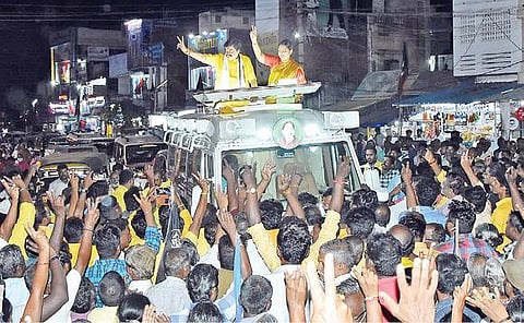 ராஜபாளையத்தில் அதிமுக வேட்பாளர் கே.டி.ராஜேந்திர பாலாஜிக்கு ஆதரவாக தேர்தல் பிரச்சாரம் செய்த அக்கட்சியின் கொள்கை பரப்பு துணைச் செயலாளர் விந்தியா.