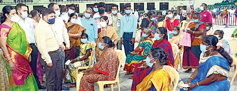 சென்னையில் 65 வயதுக்கு மேற்பட்டவர்கள் 45 முதல் 59 வயதுடைய இணை நோய் உள்ளவர்கள் கரோனா தடுப்பூசி போட்டுக் கொள்வதற்கான சிறப்பு முகாமை நேரு உள் விளையாட்டு அரங்கில் சென்னை மாநகராட்சி ஆணையர் கோ.பிரகாஷ் நேற்று தொடங்கி வைத்து ஆய்வு செய்தார்.படம்: க.ஸ்ரீபரத்