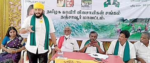 தஞ்சாவூரில் நேற்று முன்தினம் விவசாயிகளிடம் பேசிய பஞ்சாப் மாநில விவசாயிகள் போராட்டக் குழு ஒருங்கிணைப்பாளர் ராஜ்விந்தர்சிங் கோல்டன்.