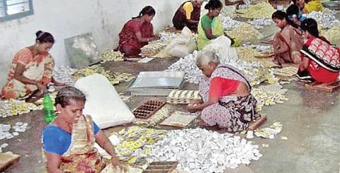 சிவகாசியில் உள்ள ஒரு தீப்பெட்டி ஆலையில் தீப்பெட்டி தயாரிப்பில் ஈடுபட்டுள்ள பெண் தொழிலாளர்கள்.(கோப்பு படம்)