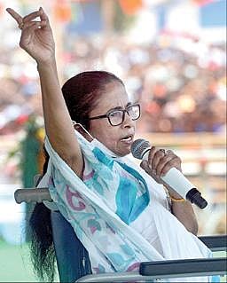 மேற்கு வங்க சட்டப்பேரவைத் தேர்தலை முன்னிட்டு அங்குள்ள பூர்பா மெதின்பூரில் நேற்று பிரச்சாரத்தில் ஈடுபட்ட அம்மாநில முதல்வரும், திரிணமூல் காங்கிரஸ் தலைவருமான மம்தா பானர்ஜி.  படம்: பிடிஐ