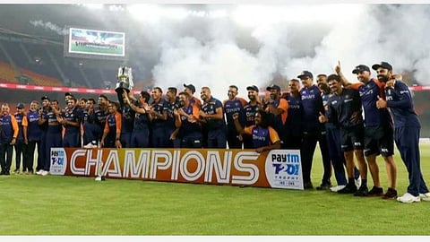 கோப்பையை வென்ற மகிழ்ச்சியில் இந்திய அணியினர் : படம் உதவி  ட்விட்டர்