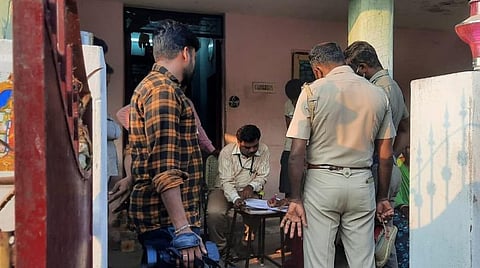 சிவகங்கை மாவட்டம் கல்லல் அருகே ஆளவந்தான்பட்டியில் அதிமுக மகளிரணி வீட்டில்  சோதனையிட்ட வருமான வரித்துறை மற்றும் தேர்தல் பறக்கும்படை அதிகாரிகள்.