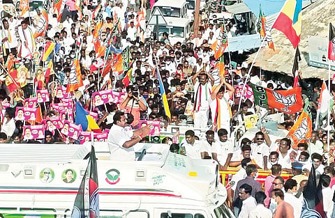 திருவண்ணாமலையில் பாஜக வேட்பாளர் தணிகைவேல், கீழ்பென்னாத்தூர் தொகுதி பாமக வேட்பாளர் செல்வகுமாரை ஆதரித்து நேற்று மாலை பிரச்சாரத்தில் ஈடுபட்ட முதல்வர் பழனிசாமி.