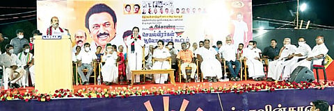 திருவண்ணாமலையில் நடைபெற்ற மதச்சார்பற்ற முற்போக்கு கூட்டணி செயல்வீரர்கள் ஆலோசனைக் கூட்டத்தில் கீழ்பென்னாத்தூர் திமுக வேட்பாளர் பிச்சாண்டியை ஆதரித்து பேசும் முன்னாள் அமைச்சர் எ.வ.வேலு.