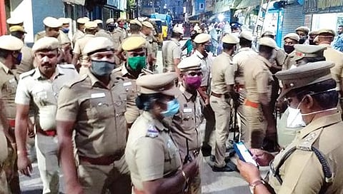 உறையூர் பகுதியில் நேற்று முன்தினம் அதிமுக வேட்பாளர் தடுத்து நிறுத்தப்பட்டதைத் தொடர்ந்து இருதரப்பு மோதல் ஏற்படாமல் தவிர்க்க அங்கு குவிக்கப்பட்டிருந்த போலீஸார்.