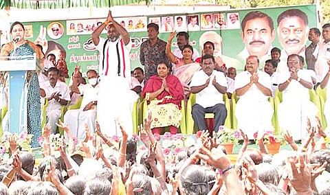கல்லுப்பட்டி பகுதியில் அமைச்சர் ஆர்.பி. உதயகுமாரை ஆதரித்துப் பிரச்சாரம் செய்த நடிகை விந்தியா. அருகில்  அமைச்சர் உள்ளிட்ட நிர்வாகிகள்.