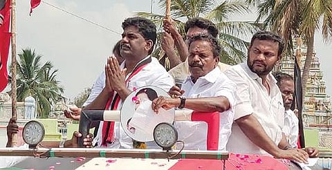 கீழப்பூங்குடியில் அதிமுக வேட்பாளர் பி.ஆர்.செந்தில்நாதனை ஆதரித்துப் பிரச்சாரம் செய்த அமைச்சர் ஜி.பாஸ்கரன்.